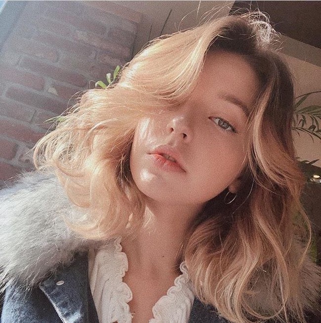 Wanita kelahiran Saint Petersburg, Rusia ini jadi sensasi di Korea setelah mengunggah foto dirinya sedang makan makanan asal Negeri Gingseng pada 2015. Ketenarannya itu pun dimanfaatkan oleh saluran TV Korea untuk menggaet Danilova di acaranya. Foto: Dok. Instagram @angelinadanilova