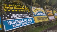 Di sepanjang jalan, berderet karangan bunga ucapan bela sungkawa dari berbagai pihak.