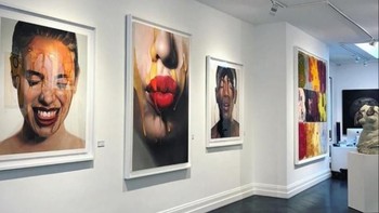 Ia pun juga sudah banyak melakukan pameran lukisan di berbagai negara. (Foto: instagram/Mike Dargas)