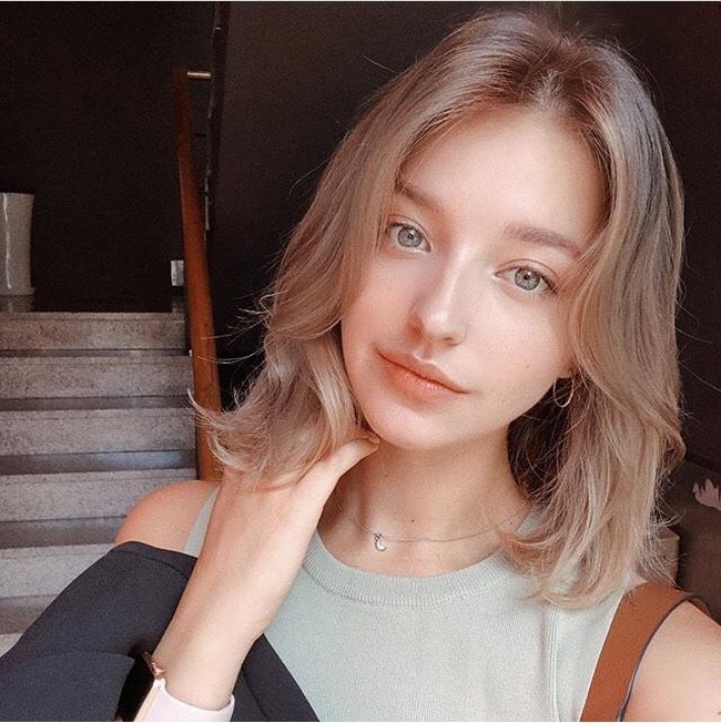 Danilova populer dan jadi perbincangan netizen karena penampilan wajahnya yang disebut sebagai bidadari. Ia pun dikagumi oleh banyak pengikutnya terutama pria. Foto: Dok. Instagram @angelinadanilova