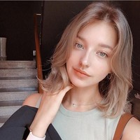 Danilova populer dan jadi perbincangan netizen karena penampilan wajahnya yang disebut sebagai bidadari. Ia pun dikagumi oleh banyak pengikutnya terutama pria. Foto: Dok. Instagram @angelinadanilova