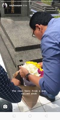 Ahok di pusara ayah. 