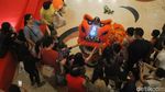 Aksi Barongsai Keliling Mal di Gajah Mada Plaza