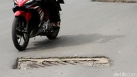 Poisi lubang saluran air tersebut juga berada di tengah jalan.