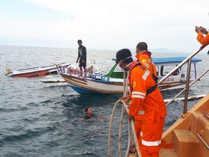 Perahu Wisata Terbalik di Gili Poh Lombok, 8 Penumpang Selamat