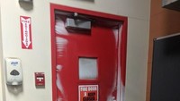 Pintu darurat juga ikut beku dan tak bisa dilewati. Istimewa/Boredpanda.