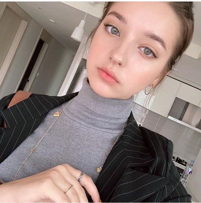 Danilova kemudian muncul di acara TV dan video musik. Bintang Instagram berusia 21 tahun ini pun telah wara-wiri di industri hiburan dan modelling Korea Selatan. Foto: Dok. Instagram @angelinadanilova