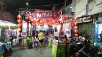 Pasar Imlek Semawis yang dibuka mulai tanggal 1 hingga 3 Februari 2019 itu cukup ramai pengunjung dari berbagai etnis bahkan mancanegara. Para pengunjung biasanya berburu kuliner mulai dari makanan tradisional hingga yang kekinian (Angling/detikTravel)