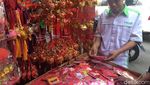 Ramai-ramai Berburu Hiasan Imlek di Glodok
