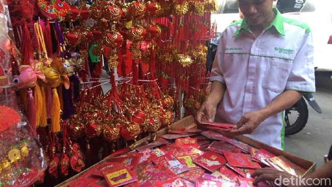 Ramai-ramai Beli Perhiasan Imlek di Glodok