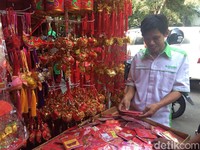 Ramai-ramai Beli Perhiasan Imlek di Glodok