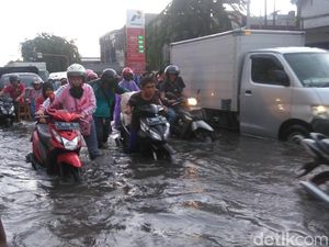 Hujan Rendam Jalanan di Surabaya, Puluhan Motor Mogok