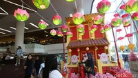 Tak hanya pertunjukan, berbagai ornamen khas Imlek dipamerkan disetiap sudut Mal.