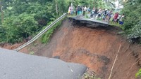 Ruas jalan nasional yang menghubungkan Kota Pagar Alam ke Kabupaten Lahat di Sumatera Selatan putus total. Jalan terputus akibat longsor. (Foto: Dok. Polres Lahat)