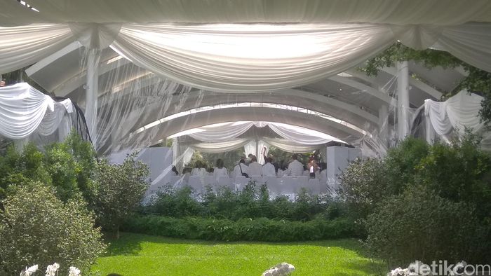 Teguh lalu menyatakan, sebelum Eka Tjipta mangkat, ia berpesan supaya anak cucunya tidak hidup foya-foya dan menghamburkan uang. Menurut Teguh, Eka Tjipta tak ingin melihat keluarganya cek cok. 