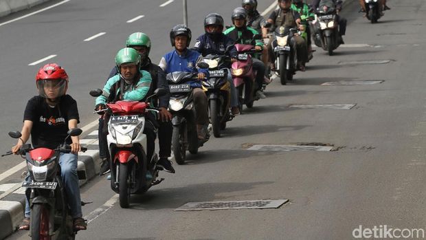 Lubang saluran air di tengah Jalan Sudirman, Jakarta, membuat para pengendara harus ekstra hati-hati saat melintas.