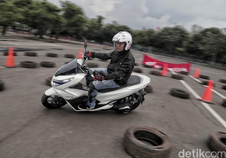 Honda PCX Electric, motor listrik pertama Honda di Indonesia. Foto: Pradita Utama Honda PCX Electric, motor listrik pertama Honda di Indonesia. Foto: Pradita Utama