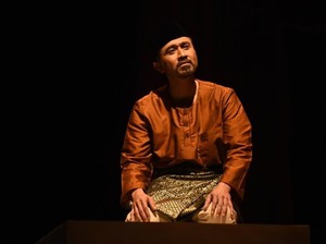 Gema Nyanyi Sunyi Revolusi Amir Hamzah dari Panggung Teater