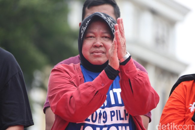Untuk urusan hijab, Tri Rismaharini lebih senang dengan hijab bergaya sederhana. Tak ada lipatan yang neko-neko sehingga praktis dipakai saat hendak bertugas. (Foto: Rengga Sancaya/detikcom)