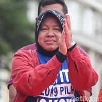 Untuk urusan hijab, Tri Rismaharini lebih senang dengan hijab bergaya sederhana. Tak ada lipatan yang neko-neko sehingga praktis dipakai saat hendak bertugas. (Foto: Rengga Sancaya/detikcom)