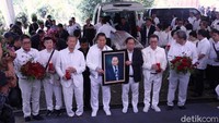 Dipimpin pendeta Johari Yohanis dari GKY Mangga Besar, kebaktian berlangsung dengan khidmat.