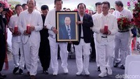Sebelum membenamkan peti mati ke liang lahat, ratusan pelayat melantunkan puji - pujian dengan khidmat. 