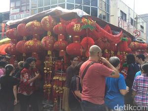 Omzet Penjualan Pernak-pernik Imlek di Glodok Turun 30%