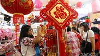 Pernak-pernik khas Imlek juga dijual disini.