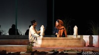 Aksi keduanya di panggung teater memukau. 