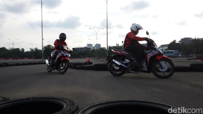 Honda akhirnya benar-benar memperkenalkan Honda Blade terbaru. Motor bebek andalan Honda itu kini menggendong mesin 125 cc dengan sistem injeksi. Harganya? Mulai dari Rp 15.350.000 on the road di Jakarta.