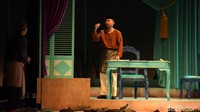 Lukman Sardi menjadi sosok Amir Hamzah.  