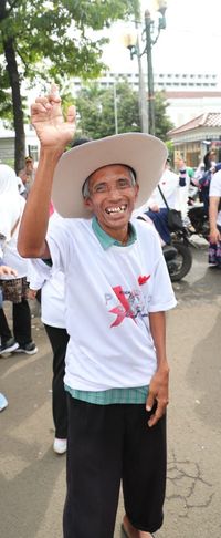 Saat Topi Prabowo Jadi Rebutan Emak-emak