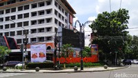 Pantauan detikFinance pada Sabtu (2/2/2019) di gedung Pos Jalan Banda, Kota Bandung, aktivitas pegawai terlihat sepi. Sementara aktivitas masyarakat biasa cenderung ramai.