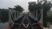 Latar foto populer di Desa Sumurup adalah jembatan besi baja yang berdiri kokoh di atas aliran Rawa Pening (Aji Kusuma/detikTravel)