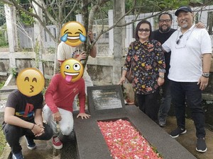 Indro Ziarah ke Makam dengan 3 Aktor Beda, Warkop DKI Reborn Digarap Lagi?