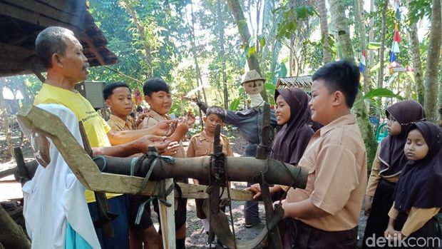 Bocah Pangandaran Belajar Kearifan Lokal Lewat Bebegig Sampah