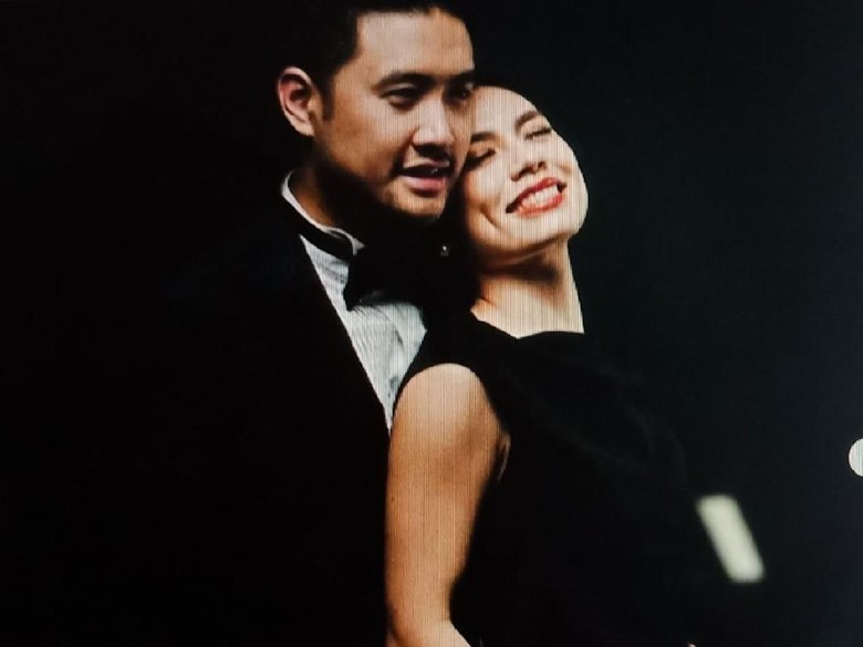 Richard Muljadi dan Shalvynne Chang Serba Hitam Putih di Richard Muljadi dan Shalvynne Chang Serba Hitam Putih di
