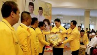 Ketua Umum Partai Golkar Airlangga Hartarto memberikan pidato sambutannya di hadapan kader dengan didampingi Ketua TKD Jokowi-Maruf Amin Ade Ruhandi alias Jaro Ade saat menyerahkan alat peraga kampanye kepada kader.