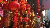 Mulai dari angpao hingga lampion bernuansa merah dijual di kawasan tersebut. 