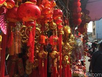 Ramai-ramai Beli Perhiasan Imlek di Glodok