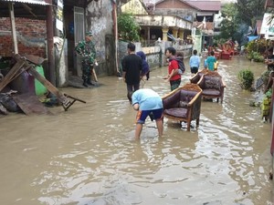 Kodam Merdeka Bantu Evakuasi Korban Banjir dan Longsor di Manado