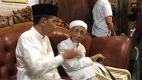 Mbah Moen sempat terseret polemik Pilpres saat salah ucap nama. Ketika berdoa, Mbah Moen menyebut nama Prabowo. (Foto: dok. istimewa)