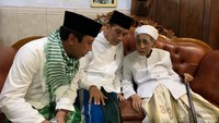 Rommy mengatakan Mbah Moen kembali mendoakan Jokowi agar terpilih menjadi presiden untuk periode kedua. Namun Rommy menyatakan doa itu tak direkamnya dengan alasan tak pantas merekam saat Mbah Moen berdoa sangat khusyuk. (Foto: dok. istimewa)