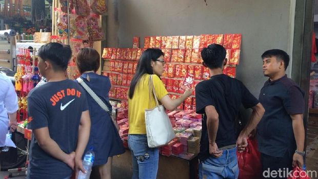 Pernak-pernik Imlek Ramai Diburu di Glodok