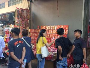 Ini Pernak-pernik Imlek yang Paling Banyak Diburu di Glodok