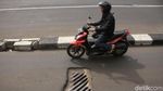 Waspada! Lubang Saluran Air di Tengah Jalan Sudirman Bikin Horor