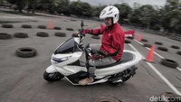 Motor juga nampak sedikit lebih panjang karena di bagasinya tersemat dua baterai berukuran 50,4 volt yang dialirkan dengan kabel listrik. Tapi hal itu tak mengubah sensasi berkendara. Dan ya, patut diketahui PCX listrik tidak memiliki bagasi lebar seperti varian konvensionalnya.