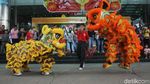 Aksi Barongsai Keliling Mal di Gajah Mada Plaza