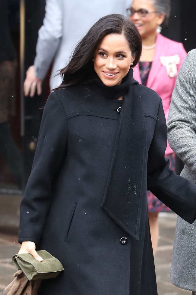 Meghan dengan para sahabatnya menikmati hari sambil bercerita tentang keseharian mereka saat pesta berlangsung. Tak lupa obrolan soal bayi.  Semuanya perbincangan soal bayi. Dia mendapat banyak sekali saran, ujar Daniel. Foto: Dok. Getty Images 