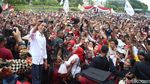 Potret Kampanye Akhir Pekan: Prabowo Jalan Sehat, Jokowi Sambut Dukungan